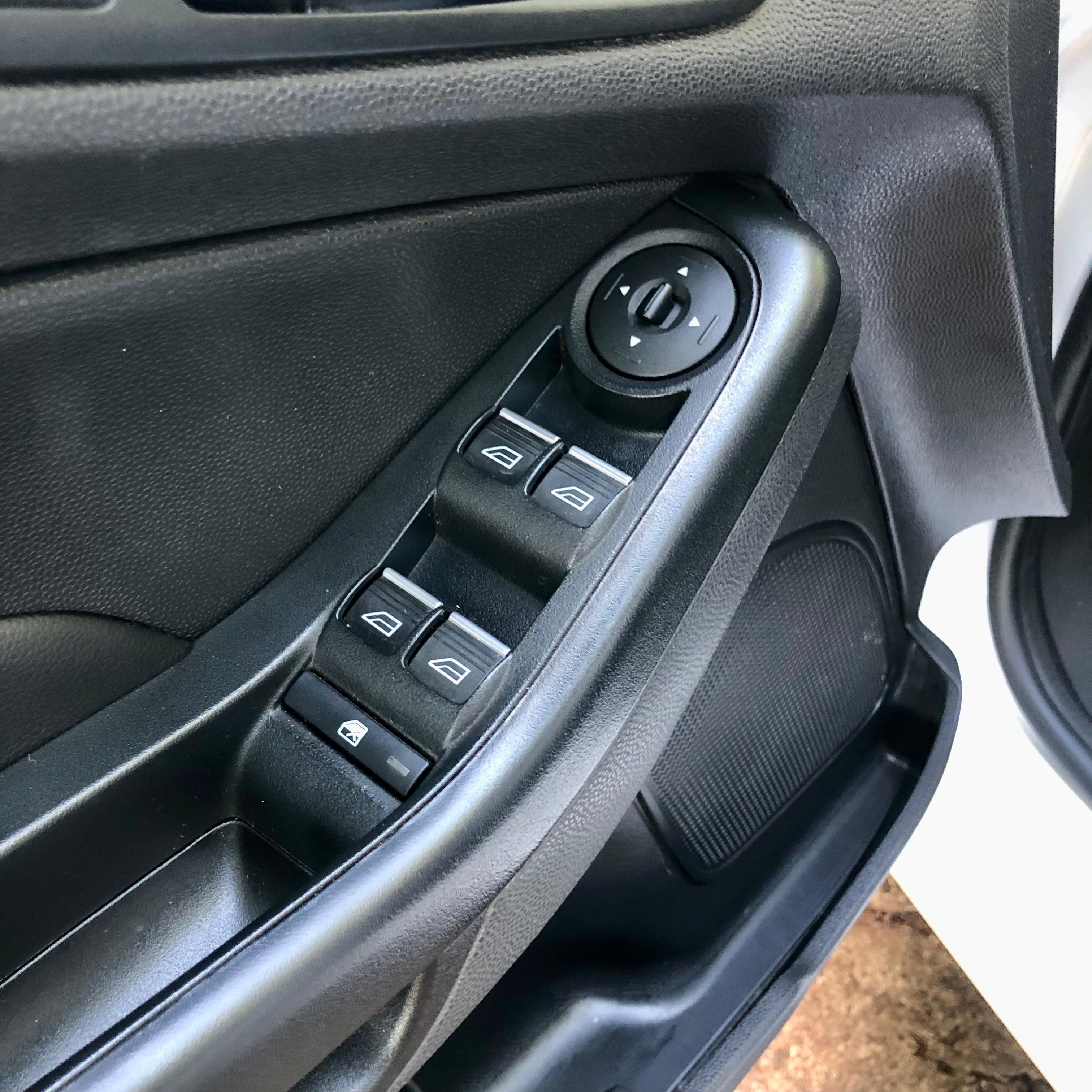 FORD NEW FIESTA TITANIUM - Miniatura 9