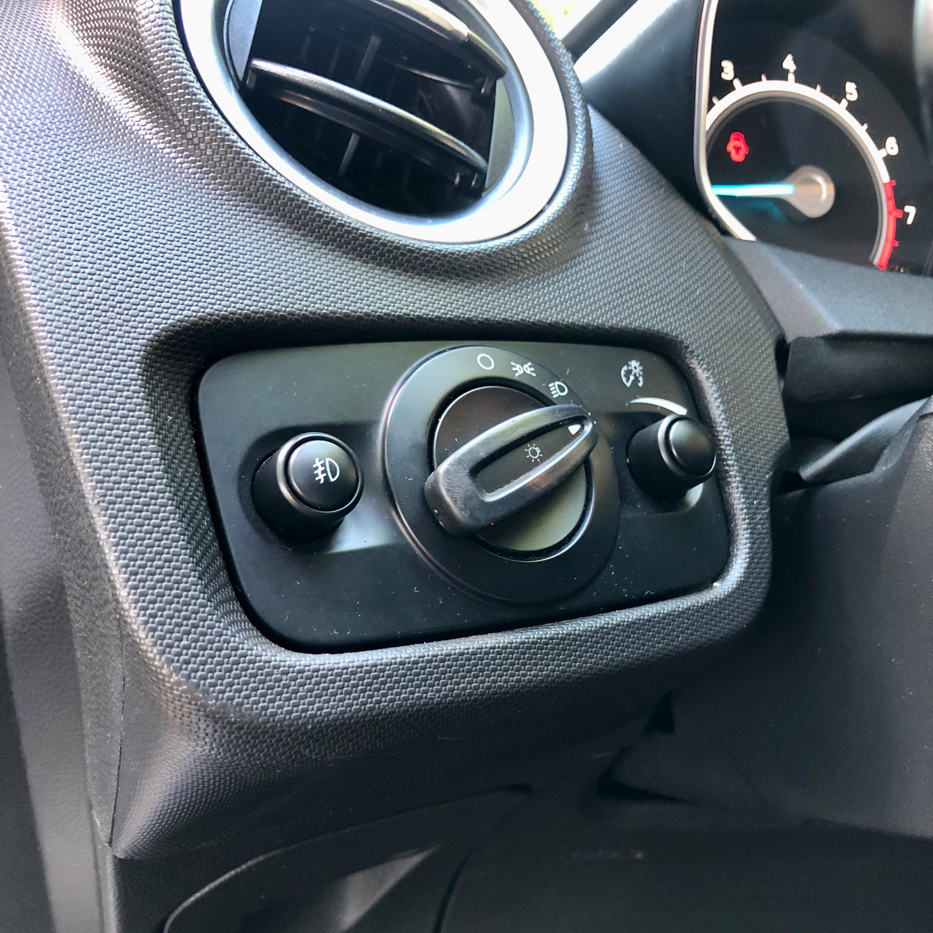 FORD NEW FIESTA TITANIUM - Miniatura 10