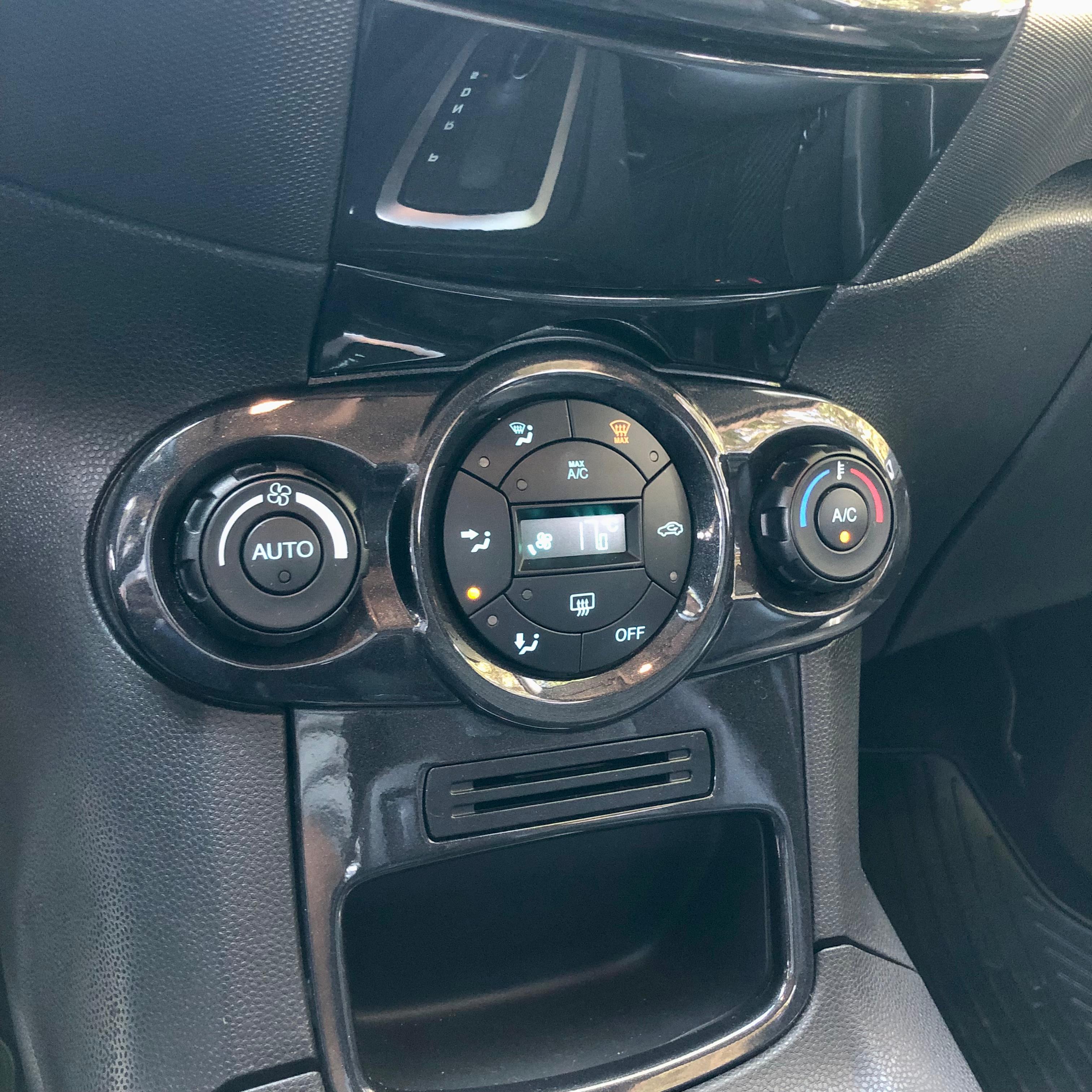 FORD NEW FIESTA TITANIUM - Miniatura 14